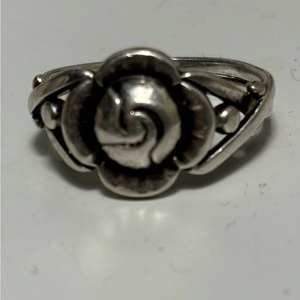 Silver Flower Design Ring with Intricate Band and Vintage Texture